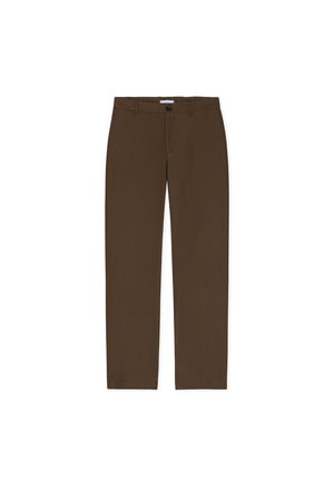 Pantalones marrones de pierna recta hechos de tejido texturizado. Presentan un cierre frontal con botón y pasadores para cinturón. Sin bolsillos visibles ni patrones.