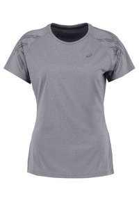 Camiseta deportiva gris de manga corta, con diseño texturizado en los hombros, tejido que absorbe la humedad y cuello redondeado, con un detalle de logo.