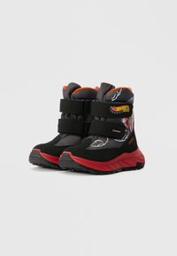 Μαύρες και γκρίζες μπότες με κόκκινες λεπτομέρειες, διαθέτουν υφασμάτινο επάνω μέρος, ρυθμιζόμενες βέλκρο λωρίδες, υφασμάτινες σόλες και σχέδιο γραφικών Hot Wheels.