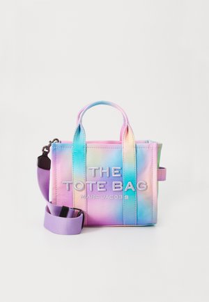Kleine tote bag in pastelgradiëntkleuren, met stevige handvatten, een verwijderbare schouderband en geperste tekst "THE TOTE BAG MARC JACOBS."