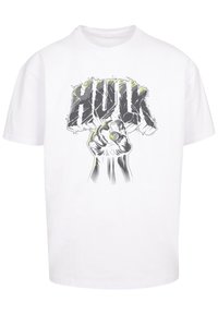 Hvit bomull T-skjorte med grafisk design av en neve og ordet "HULK" i fet, svart og grønn skrift. Korte ermer, rund hals.