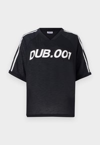 Melns īsām piedurknēm T-krekls ar V-veida kakla izgriezumu, uz kura ir balts teksts "DUB.001" un balti sānu svītras gar piedurknēm. Gluda tekstūra.
