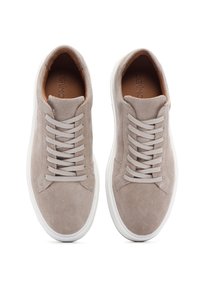 Sneakers in suede di colore grigio chiaro con lacci piatti, progettati con una silhouette pulita, suole in gomma bianca e un'estetica minimalista.
