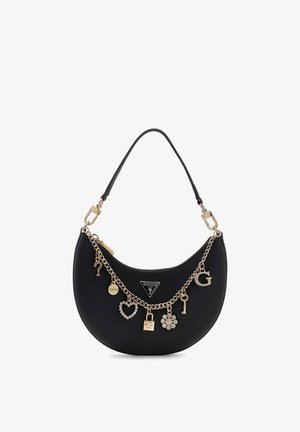 Schwarze Halbmond-Handtasche mit goldener Kette und sieben dekorativen Anhängern, darunter ein Herz, ein Schloss, ein Schlüssel, eine Blume und das Markenlogo.