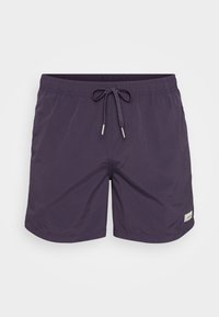 Fioletowe kąpielówki z elastycznym paskiem, lekkiego materiału, z małym logo na dolnej prawej stronie. Gładka tekstura.