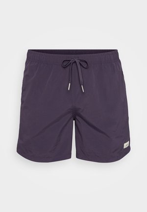 Paarse zwembroek met een trekkoord in de taille, lichtgewicht stof en een klein logo-accent aan de rechteronderzijde. Zachte textuur.