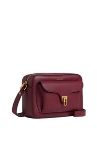 Borsa a tracolla in pelle bordeaux con chiusura a scatto dorato, chiusura zip, patta su tasca frontale e tracolla regolabile. Finitura testurizzata con dettagli del logo.