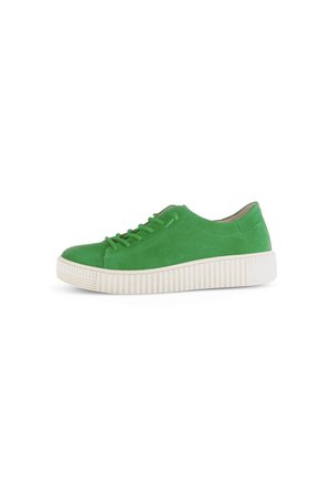Grüne Wildleder-Sneaker mit farblich passenden Schnürsenkeln und einer strukturierten weißen Gummisohle. Minimalistisches Design; glatte Oberfläche ohne sichtbare Muster.