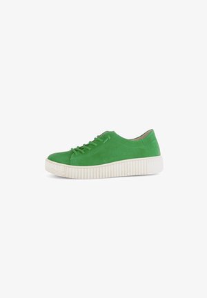 Groene suede sneaker met ton-sur-ton veters en een gestructureerde witte rubberen zool. Heeft een minimalistisch ontwerp; gladde afwerking zonder zichtbare patronen.
