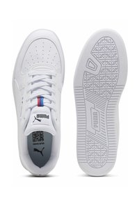 Vita Puma-sneakers visade från ovan och sulan, med perforerat tåområde, snörning och texturerad sula med Puma-logotyp.