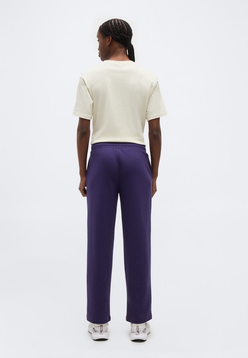 Puma SMALL LOGO COMFORT STRAIGHT PANTS - Teplákové kalhoty - deep plum