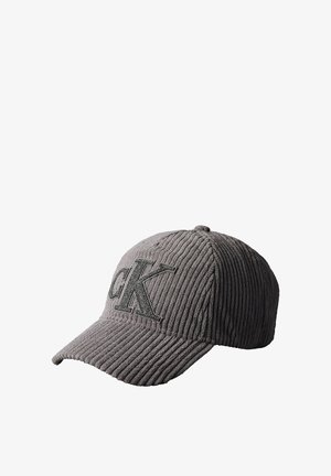 Grå kordfløjl baseballkasket med et hævet mørkegråt "CK"-logo foran, med tekstureret stof og en buet skygge for beskyttelse mod solen.