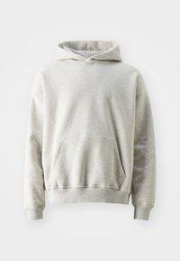 Hanorac gri din material moale, prevăzut cu un buzunar tip kangur, manșete cu nervuri și glugă cu șnur. Design clasic de tip pulover.