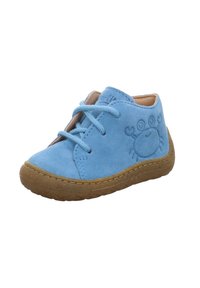 Helle blaue Wildleder-Kinderschuhe mit tanfarbenen Gummisohlen, die ein gesticktes Krebsdesign an der Seite und passende Schnürsenkel aufweisen.