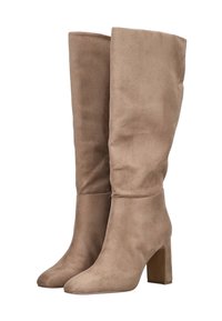 Høje damesuede støvler i beige med spidse tæer og blokhæle, stående side om side på en hvid baggrund.