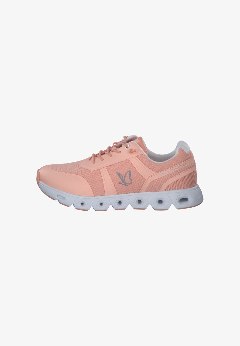 Helle rosa Sportschuh mit Mesh-Obermaterial, weißer Sohle und hexagonalem Traktionsmuster. Die Schnürsenkel und das Logo weisen dezente graue Akzente auf.