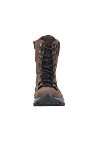 Brązowy zamszowy but do wędrówek z czarnymi sznurowadłami, gumową podeszwą i kołnierzem wyściełanym polarem dla komfortu cieplnego. Posiada zamek błyskawiczny z boku.