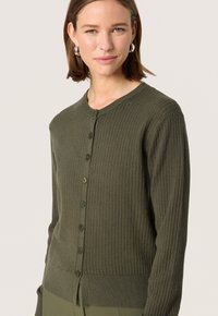 Olivengroene geribbelde cardigan met een ronde halslijn, knoopsluiting aan de voorkant en textiel gebreide stof, aangevuld met een aansluitende taille.