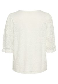 Hvid blondebluse med korte, puffede ærmer, der har et blomsterblonde mønster og en rund halsudskæring. Blød tekstur med en let løs pasform.