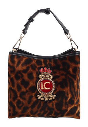 Bruine en zwarte handtas met luipaardprint, een zwarte verstelbare riem en een rood en goud geborduurde "LC"-crest in het midden.