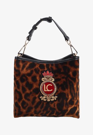 Braune und schwarze Leopardenmuster-Handtasche mit einem schwarzen verstellbaren Riemen und einem roten und goldenen bestickten "LC" Wappen in der Mitte.