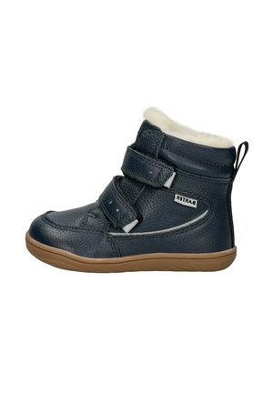 Marineblauwe leren enkelboot met een zachte witte nepbontvoering, twee klittenbandsluitingen, rubberen zool en een trekhaak aan de hiel.