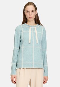 Blaues Wollmischpullover mit einem Karomuster, langen Ärmeln, einem runden Ausschnitt und zwei vorderen Bindebändern zum Verschließen.