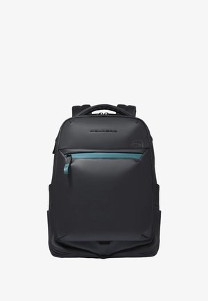 Schwarzer Rucksack aus glattem Stoff, mit einer vorderen Reißverschlusstasche mit einem türkisfarbenen Reißverschluss, gepolsterten Schultergurten und einem oberen Griff.