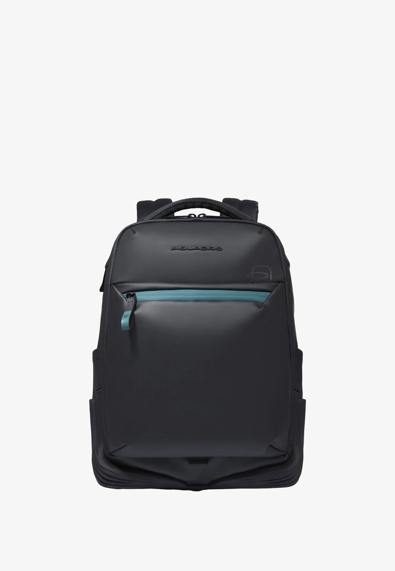 Sac à dos noir en tissu lisse, doté d'une poche avant zippée avec une fermeture éclair turquoise, de bretelles rembourrées et d'une poignée supérieure.