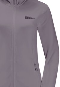 Giacca softshell lilla con zip frontale, colletto alto e logo sul petto. Presenta tasche laterali con zip e una texture liscia.