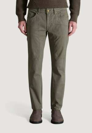 Pantalons cargo khaki avec de multiples poches, design à jambes droites, accents de boutons dorés et texture douce en coton, associés à des bottines grises.