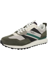 Grön och grå sneaker med mocka och syntetiska material, med vita snören, svart sula och en blå accentrand. Logotyp på sidan.