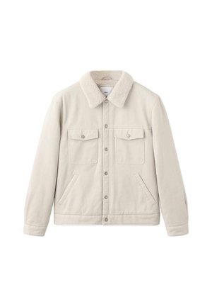 Ljusbeige jacka med en mjuk, fluffig krage, två bröstfickor, sidofickor för händerna och knäppning med knappar. Tyget verkar slitstarkt och texturerat.