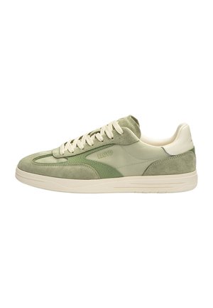 Groene en beige suède en leren sneaker met crèmekleurige veters en witte zool, met het merk "LLOYD" aan de zijkant.