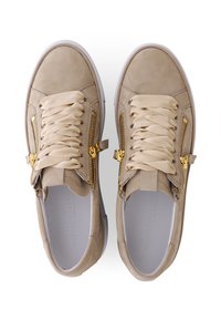 Beige Wildledersneaker mit Reißverschlussdetails, flachen Satin-Schnürsenkeln, weißen Gummisohlen und glatter Innenauskleidung.