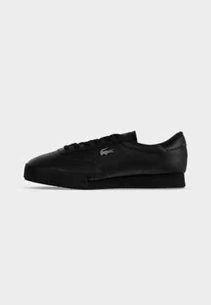 Μαύρο χαμηλό sneaker με κορδόνια, λείο δερμάτινο επάνω μέρος και μικρό μεταλλικό λογότυπο κροκό στην πλευρά.
