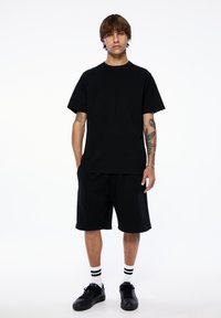 PULL&BEAR - SET BERMUDA SHORTS AND T-SHIRT - Pantaloni sportivi - black Immagine in miniatura 1