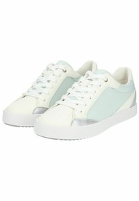Sneaker bianchi e verde menta realizzati in pelle e materiali sintetici, con design a lacci, dettagli argentati e suole testurizzate.