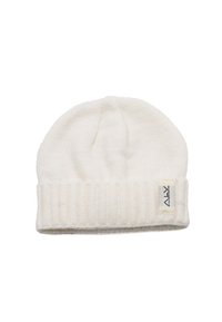 Cappello berretto bianco lavorato a maglia con polsino a coste, texture morbida e una piccola etichetta di tessuto cucita sul lato con dettaglio logo.