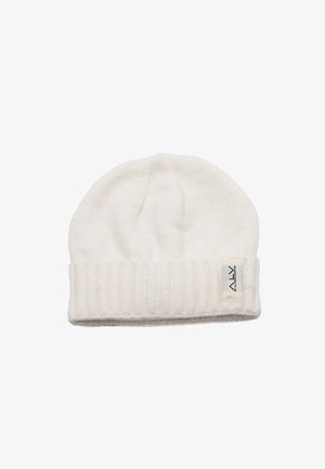 Cappello berretto bianco lavorato a maglia con polsino a coste, texture morbida e una piccola etichetta di tessuto cucita sul lato con dettaglio logo.