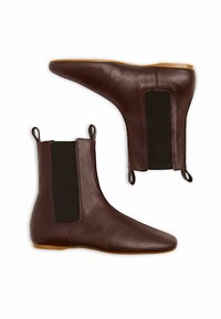 Botas de tobillo de cuero marrón con punta afilada, paneles laterales elásticos y lengüetas. Textura suave con una suela de goma delgada.