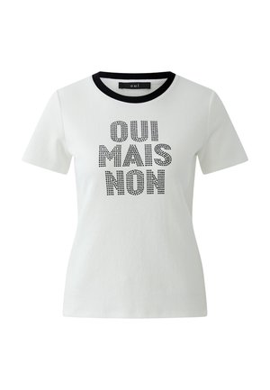 Wit T-shirt met korte mouwen, zwarte ronde halslijn en zwarte gestippelde tekst "OUI MAIS NON" gecentreerd aan de voorkant.