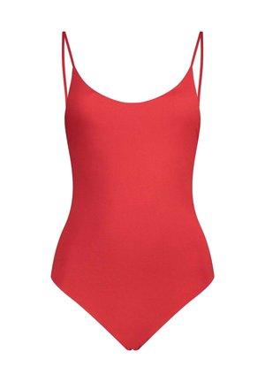 Maillot de bain une pièce rouge avec fines bretelles doubles et encolure dégagée sur fond blanc.