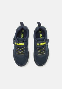 Baskets de sport en mesh marine avec une finition texturée, arborant un logo jaune, des lacets élastiques, une bande Velcro et une semelle en caoutchouc blanche. Taille 28.