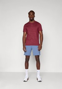 Puma EMBOSS TEE - Sporta krekli - ruby shimmer