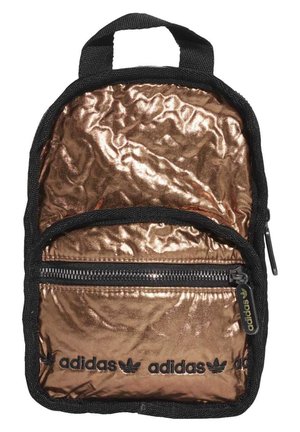 Zaino in metallo bronzo con una texture stropicciata, tasca frontale con zip nera e dettagli del logo nero lungo la parte inferiore. Spallacci in tessuto nero.
