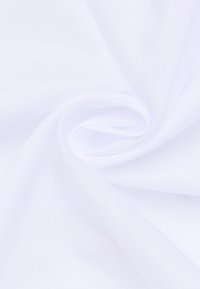 Witte stof met een gladde, matte textuur, gevouwen in een spiraalpatroon, met een consistente kleur en zonder zichtbare patronen of details.