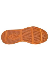Schuhsohle mit einer strukturierten, orangefarbenen Gummisohle, die über Zickzack- und Fischgräten-Traktionsrillen für Grip und Haltbarkeit verfügt.