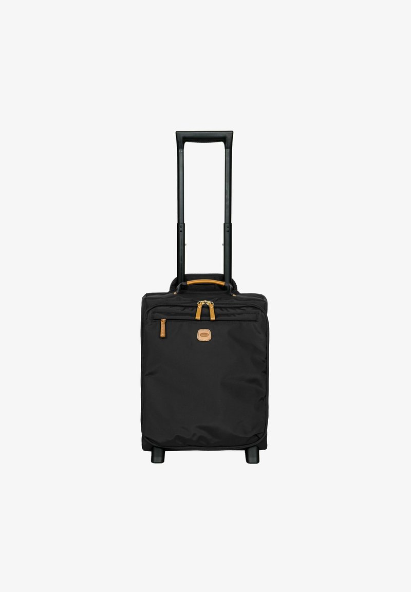 Valise noire à roues fabriquée en tissu durable, avec une poignée rétractable, des compartiments zippés et des accents en cuir marron.