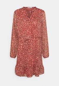 Červené šaty s vzorem, dlouhými rukávy, zavazováním u krku a nařaseným pasem. Vyrobené z lehké tkaniny s plynulou, průhlednou texturou.